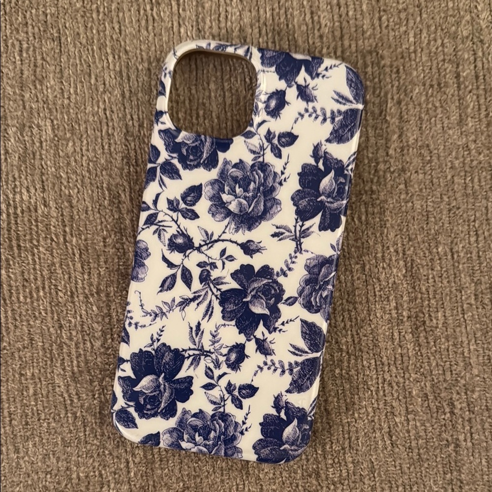 Floral Blue and White - Casely iPhone 14 case with MagSafe